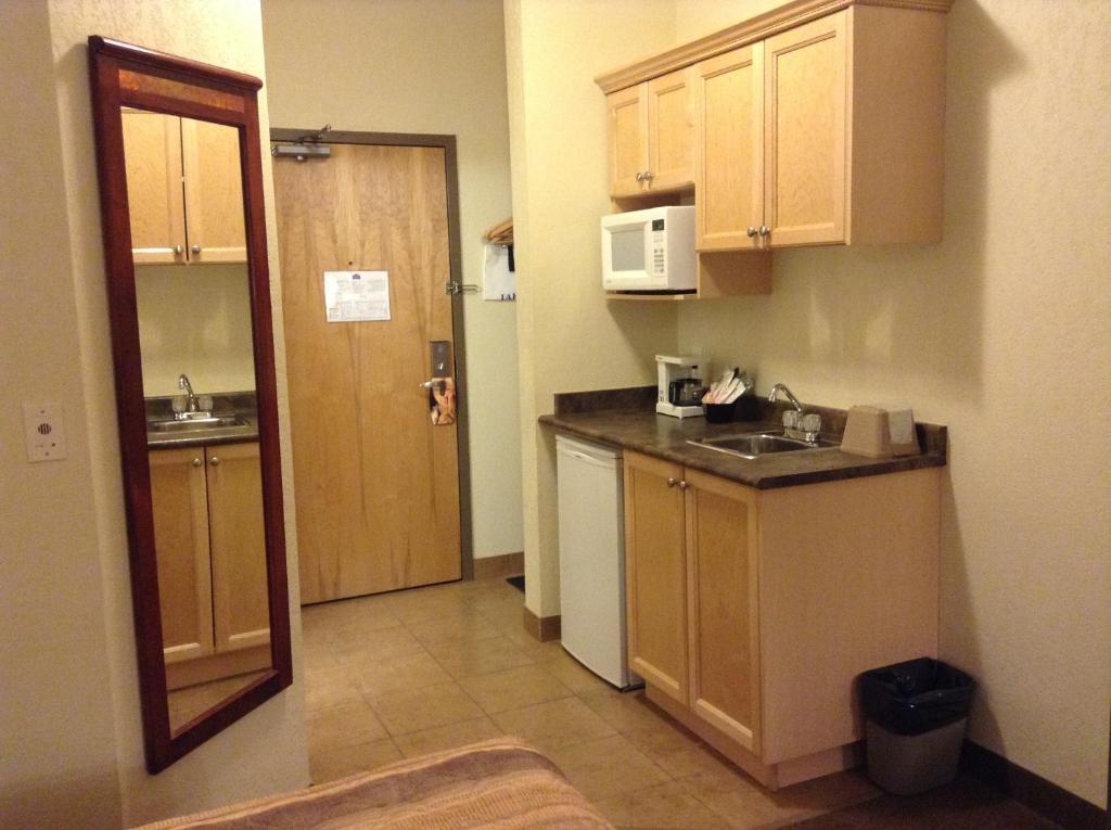 Lakeview Inns & Suites - Fort Nelson Buitenkant foto