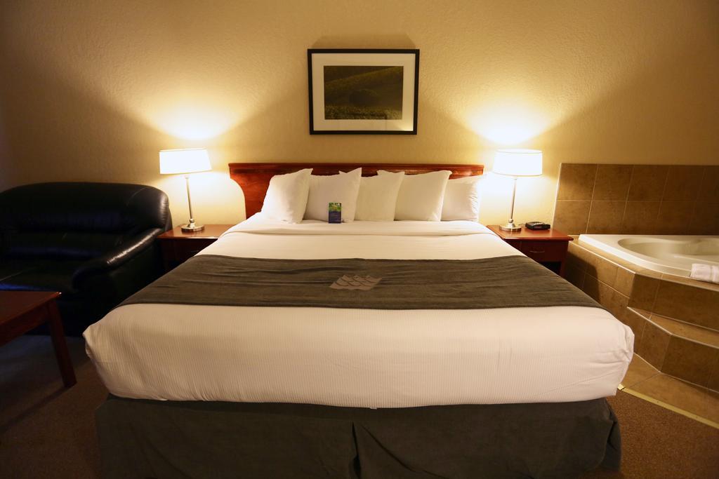 Lakeview Inns & Suites - Fort Nelson Buitenkant foto