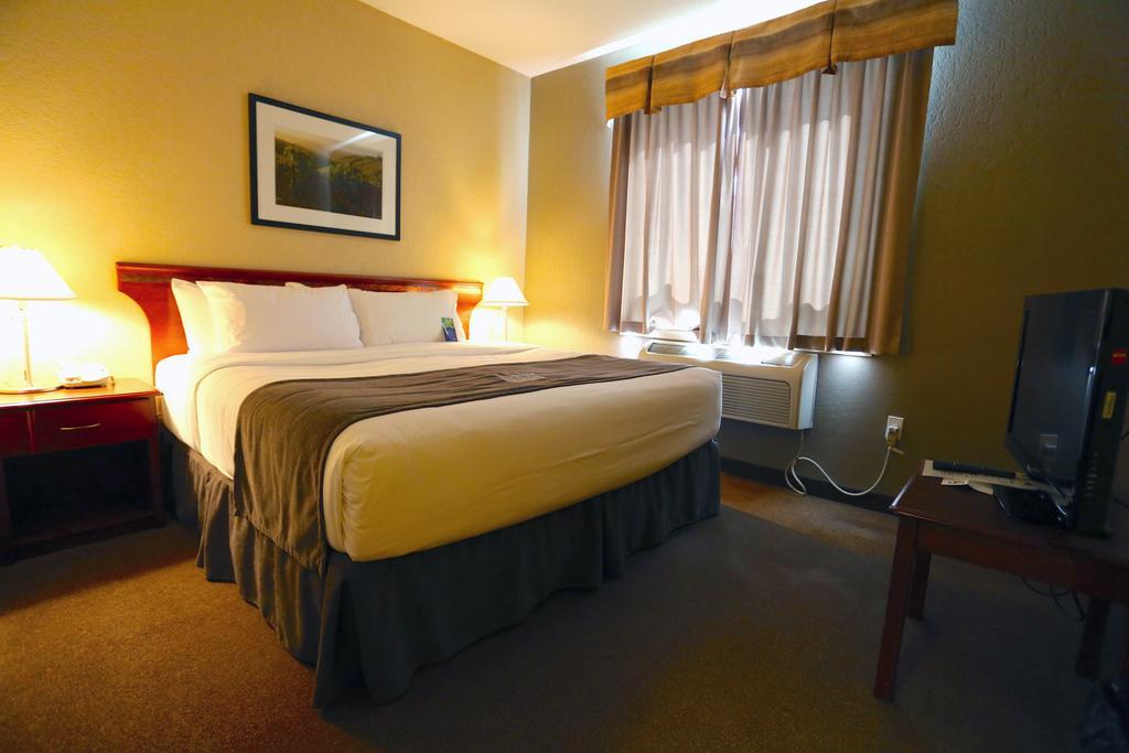Lakeview Inns & Suites - Fort Nelson Buitenkant foto